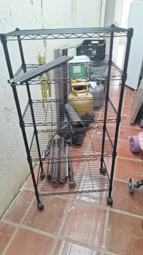 Estante de ferro preto aramado