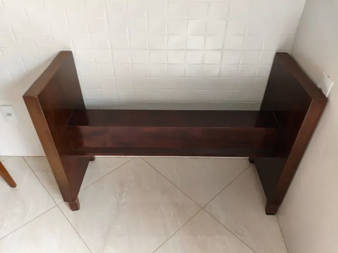 Mesa de jantar (base de madeira com tampo de vidro)