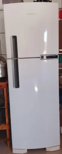 VENDE-SE GELADEIRA 375 litros BRASTEMP bem conservada 1.600 reais. *
