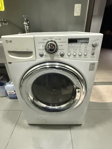 Máquina de lavar e secar com defeito