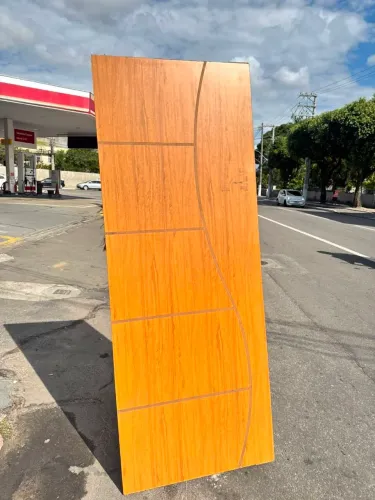 PORTA FRISADA EM PROMOÇÃO!!! JA VAI ENCERADA E COM FURO DA FECHADURA 