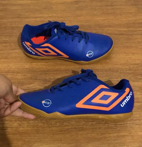 Chuteira infantil Umbro menino tamanho 34