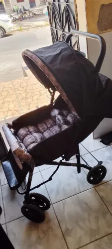Carrinho de bebê.