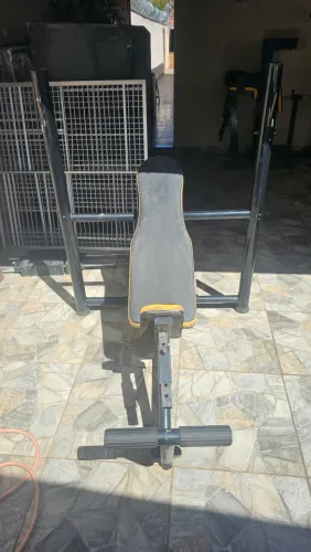 Banco supino inclinado. Aparelho de musculação. Chapa reforçada