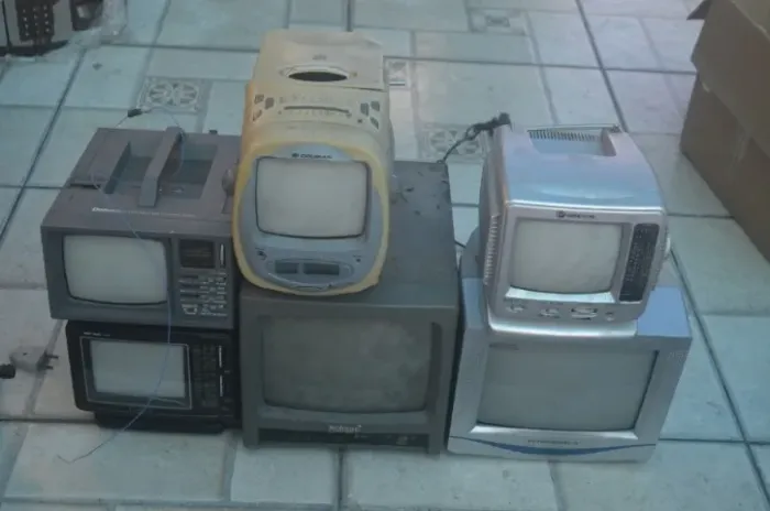 modelos de televisores CRT analógicos portáteis antigos, como a Cougar branca e a Deluxe