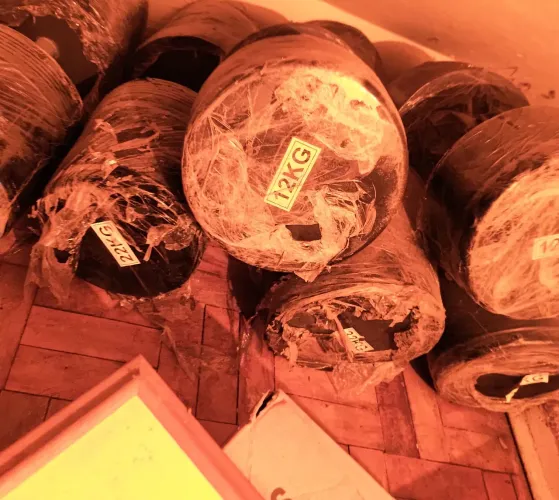 Lote de halteres de 32kg, 22kg, 12kg e 10kg