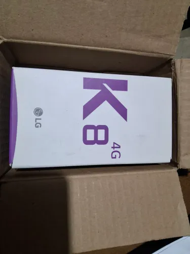 LG k8 celular