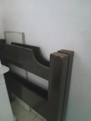 Vendo uma cama solteiro de madeira