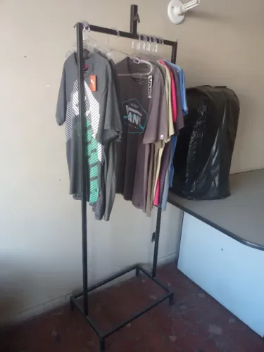 Arara de Roupas com cabides