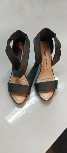 Vende-se sandália de salto, usada