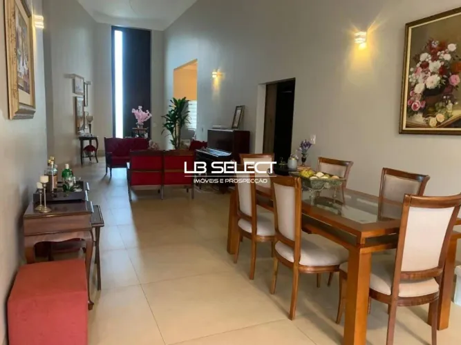 Casa no Condomínio Versailles com três suítes e varanda gourmet.