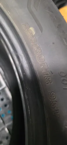 Pneu Bridgestone 225 50 R18 mais de 60% de borracha