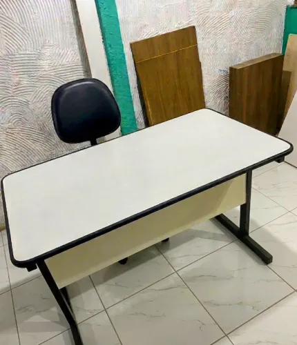 Mesa escritório com cadeira giratória
