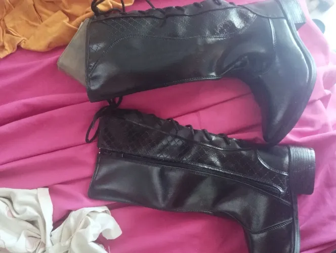 Vendo bota de menina toda boa tamanho 35