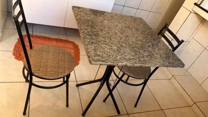 Mesa de Jantar 70x70 em Granito + 2 Cadeiras - Excelente Estado