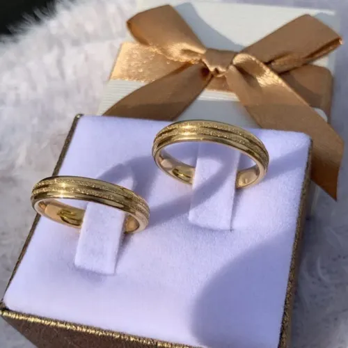 Par de Alianças 4mm Banhadas a Ouro 18k 
