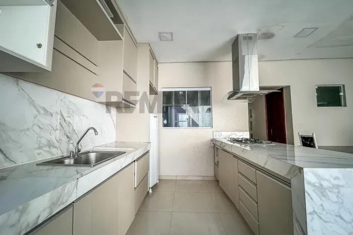Oportunidade Única: Encantadora Casa com Piscina no Interior Paulista  Pronta para Morar!