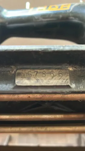Máquina de Costura Antiga LAOB com Móvel Original e Pedal