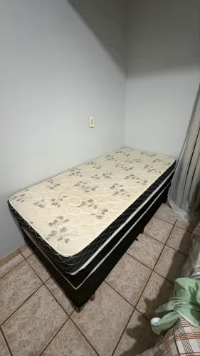 Base da cama a venda + Colchão como doação 