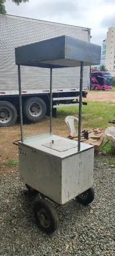 Carrinho de vende açaí salada de frutas