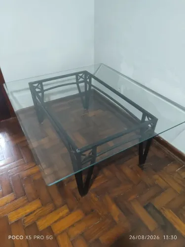 Mesa em ferro com tampo de vidro