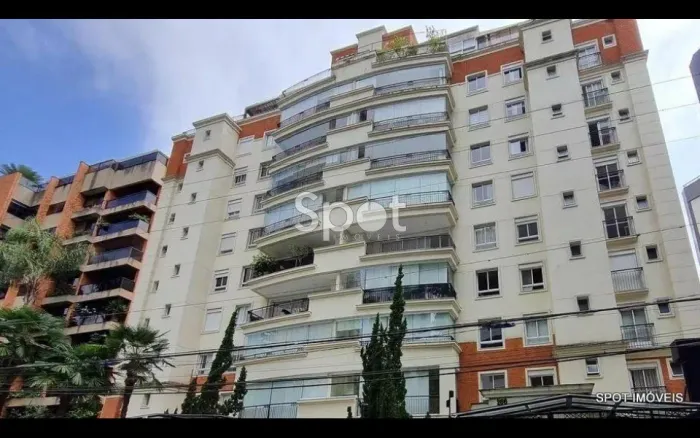 Rua nobre! Prédio estilo Néo-Clássico com varanda gourmet! Lazer completo!