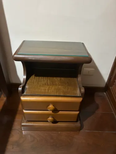 Mesa lateral para quarto ou sala