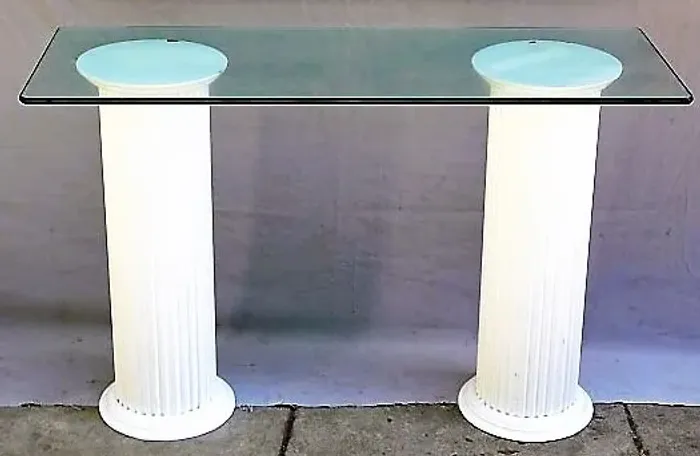 Aparador base em madeira feitio de coluna grega, pintada na cor branca, década de 70*