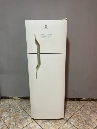 Geladeira Electrolux Frost Free 310 L com painel digital