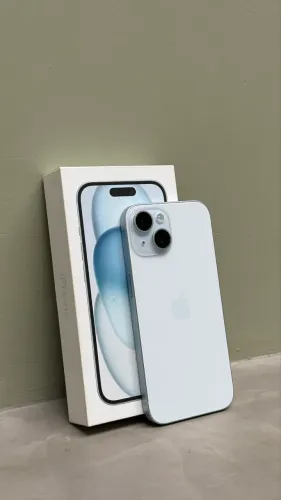iPhone 15 azul bebê