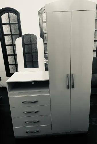 Vendo armário com cômoda e espelho! Semi novo