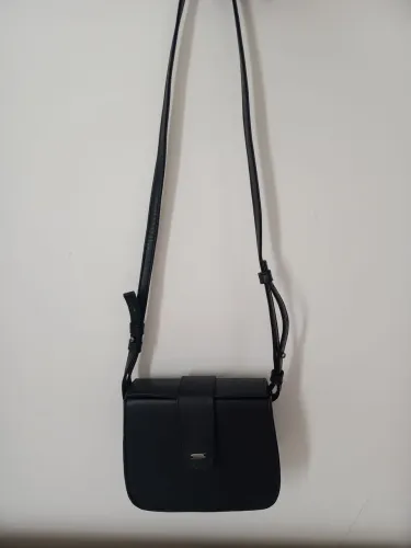 Bolsa via mia com alça regulável.