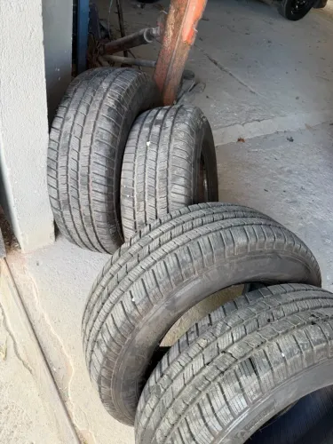 Pneus michelin 265/65R17 zero menos de 1.000 km rodados