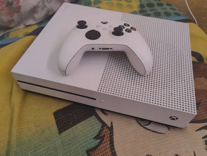 Xbox One S + Controle de Series S.<br><br>Original Series Sde Seria