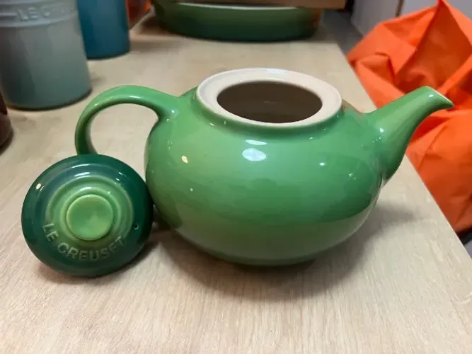 Bule de Chá Cerâmica Classic 1.3L/1.4Qt Bamboo Green - ORIGINAL - Le Creuset