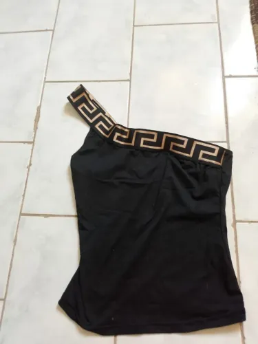 Blusa de um ombro só com gregas