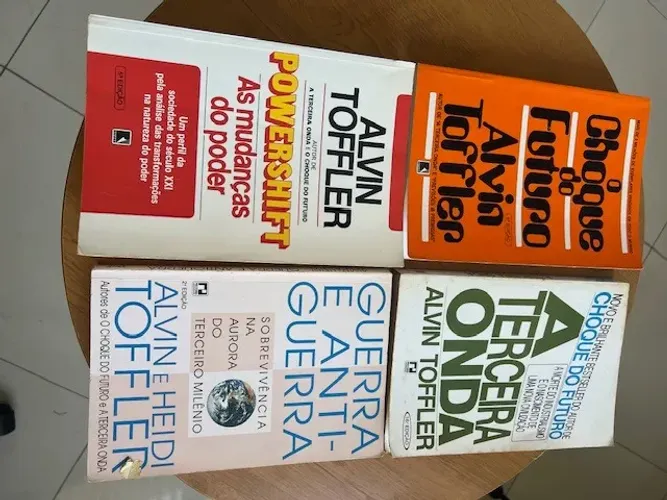 Livros Choque do Futuro, A Terceira Onda, Guerra e Antiguerra, Powershift, usados.