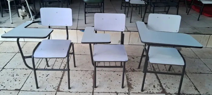 Carteira escolar em fórmica