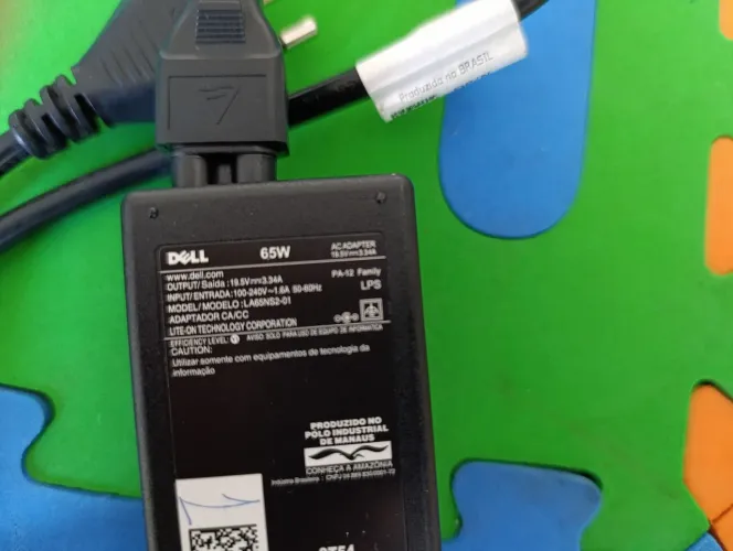 Carregador para notebook Dell de 19.5V, 3.34A e 65W, com um pino fino de 4.5 mm × 3.0 mm