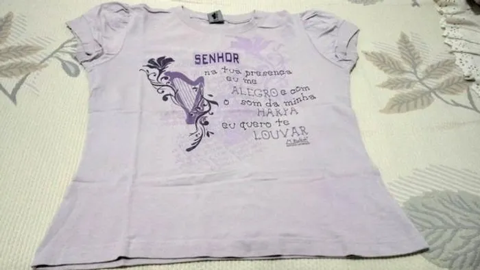 Blusa de malha lilas claro baby look