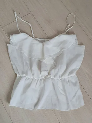 Blusas diversas com babados e renda, da Forever 21 e Abercrombie