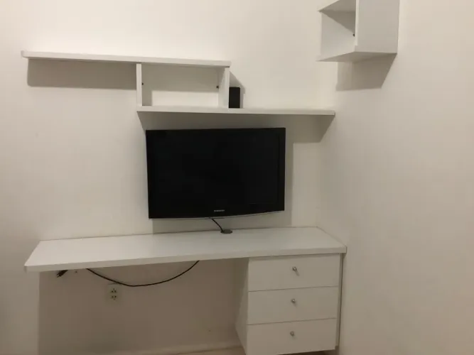 Escrivaninha e Prateleiras