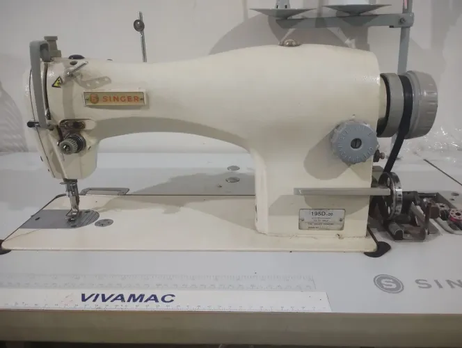 Máquina costura reta Singer 