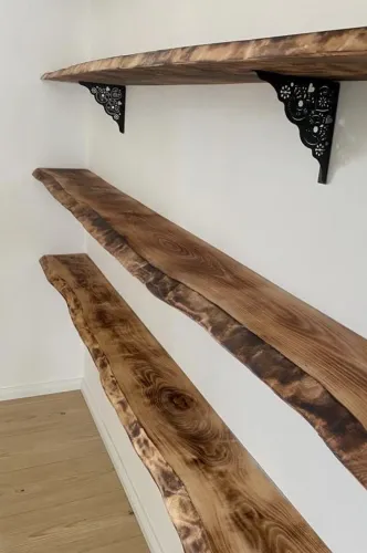 Prateleira de Madeira com Borda Orgânica
