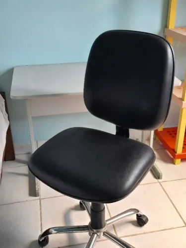 Cadeira e mesa de escritório. Trabalho estudo