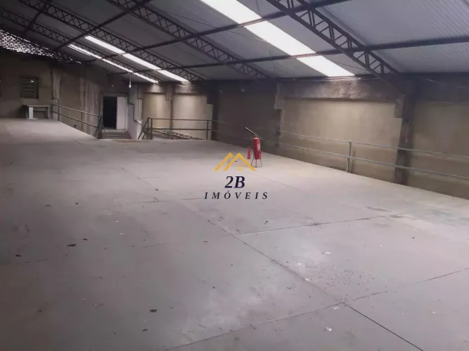 Galpão 1.080 m² | 2 Andares | Entrada para Caminhões | Esquina de Alta Visibilidade  Maia 