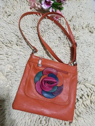 Bolsa de ombro laranja com detalhe floral