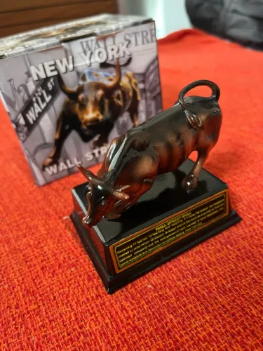 Estátua oficial de bronze Wall Street Bull Stock Market NYC (pequena)
