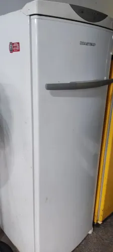 Freezer vertical Brastemp com motor novo, precisando de colocar gás e revisão.