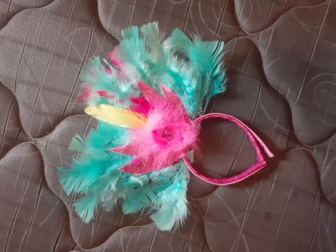 Tiara de Cabelo com Penas Azul e Rosa